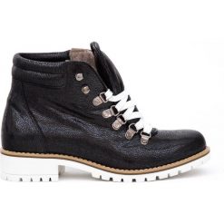 Botki - skóra naturalna - model 476 - kolor czarny błyszczący. Czarne botki damskie Zapato, na zimę, z jeansu, eleganckie, na sznurówki. W wyprzedaży za 259,35 zł.