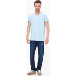 T-SHIRT GŁADKI DOPASOWANY. Niebieskie t-shirty męskie Top Secret, m, bez wzorów, z dzianiny, z dekoltem w serek, krótkie. W wyprzedaży za 9,99 zł.