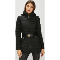 Guess Jeans - Kurtka Ramona. Niebieskie kurtki damskie marki Guess Jeans, s, w paski, z elastanu, długie, z kapturem. W wyprzedaży za 539,90 zł.