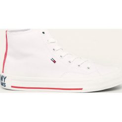 Tommy Jeans - Trampki. Białe trampki i tenisówki damskie Tommy Jeans, bez wzorów, z jeansu, na sznurówki. Za 359,90 zł.