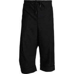 D.GNAK FOLDED WIDE PANTS Spodnie materiałowe black. Czarne bez kategorii D.GNAK, z elastanu. W wyprzedaży za 569,40 zł.