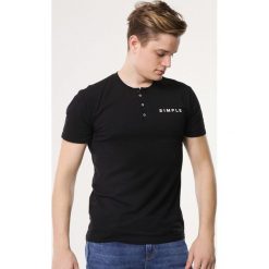 Czarna Koszulka Printability. Czarne koszulki męskie Born2be, xl, z nadrukiem, z dzianiny, z okrągłym kołnierzem, z krótkim rękawem, krótkie. Za 39,99 zł.
