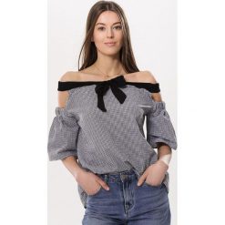 Czarna Bluzka Admirable Woman. Czarne bluzki damskie Born2be, s, bez wzorów, z okrągłym kołnierzem, z krótkim rękawem. Za 39,99 zł.