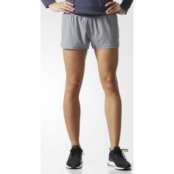 Spodenki adidas Grete Shorts W Szare. Szare spodenki sportowe damskie Adidas, bez wzorów, z tkaniny, krótkie, do biegania. Za 69,99 zł.