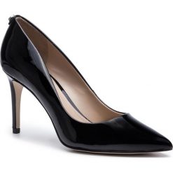 Szpilki GUESS - Bennie11 FL7B11 PAT08 BLACK. Czarne półbuty damskie Guess, z aplikacjami, ze skóry ekologicznej, eleganckie, bez obcasa, na obcasie, bez zapięcia. W wyprzedaży za 459,00 zł.