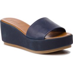 Klapki INUOVO - 123002 Navy. Niebieskie klapki damskie Inuovo, bez wzorów, ze skóry, bez obcasa, na obcasie. Za 209,00 zł.