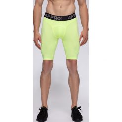 Spodenki baselayer męskie 4FPro SPMF406 - żółty neon. Żółte spodenki męskie termoaktywne marki 4f, m, z nadrukiem, z satyny, sportowe, na fitness i siłownię. W wyprzedaży za 49,99 zł.