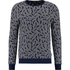Calvin Klein SARUSH JACQUARD Sweter true navy. Niebieskie kardigany męskie marki Calvin Klein, m, z bawełny. W wyprzedaży za 389,35 zł.