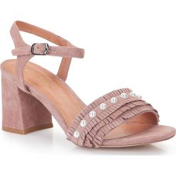 Buty damskie. Różowe klapki damskie Wittchen, w paski, ze skóry, bez obcasa, na słupku. W wyprzedaży za 179,90 zł.