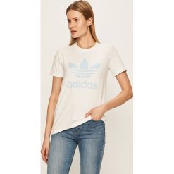Adidas Originals - T-shirt. Białe topy damskie adidas Originals, z nadrukiem, z elastanu, casualowe, z okrągłym kołnierzem. W wyprzedaży za 89,90 zł.