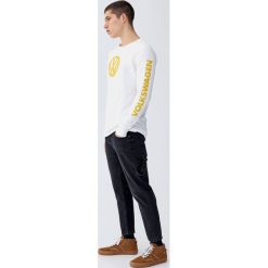 Koszulka z logo Volkswagen i długim rękawem. Białe koszulki męskie Pull&Bear, m, bez wzorów, bez kołnierzyka, z długim rękawem, długie. Za 69,90 zł.