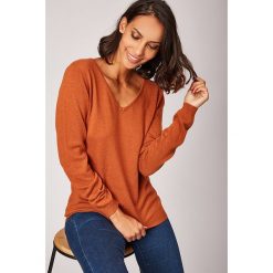 Sweter w kolorze jasnobrązowym. Pomarańczowe swetry damskie L'étoile du cachemire, bez wzorów, z kaszmiru, klasyczne, bez rękawów, bez kaptura. W wyprzedaży za 129,95 zł.
