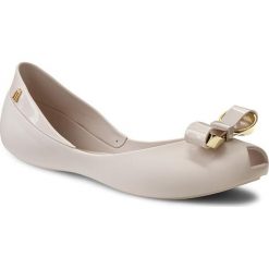 Baleriny MELISSA - Queen IV Ad 31695 Beige 01319. Brązowe baleriny damskie Melissa, bez wzorów, z tworzywa sztucznego, klasyczne, bez obcasa, na płaskiej podeszwie, bez zapięcia. W wyprzedaży za 229,00 zł.