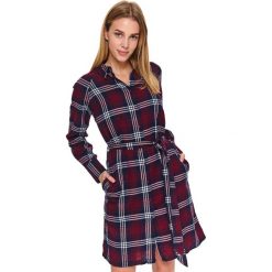 Sukienka koszulowa w kratę. Czerwone sukienki damskie Top Secret, na co dzień, na zimę, bez wzorów, z bawełny, eleganckie, z koszulowym kołnierzykiem, z długim rękawem, długie, koszulowe. W wyprzedaży za 49,99 zł.
