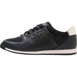 BOSS ATHLEISURE MAZE NEO2 Sneakersy niskie dark blue. Niebieskie sneakersy męskie marki BOSS Athleisure, bez wzorów, ze skóry, bez zapięcia. Za 629,00 zł.