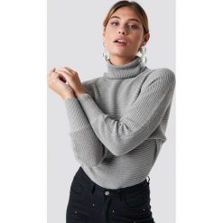 NA-KD Sweter z dzianiny z wywijanym golfem - Grey. Niebieskie golfy damskie marki NA-KD, z satyny. Za 121,95 zł.