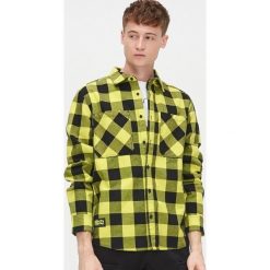 Koszula w kratę oversize - Żółty. Żółte koszule męskie Cropp, s, bez wzorów, bez kołnierzyka, bez rękawów. W wyprzedaży za 54,99 zł.