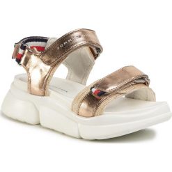 Sandały TOMMY HILFIGER - Velco Sandal T3A2-30643-0896 M Rose Gold 341. Różowe sandały dziewczęce TOMMY HILFIGER, ze skóry ekologicznej, bez zapięcia. Za 289,00 zł.