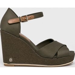 Tommy Hilfiger - Koturny. Brązowe koturny damskie TOMMY HILFIGER, bez obcasa, na szpilce, na klamry. W wyprzedaży za 319,90 zł.