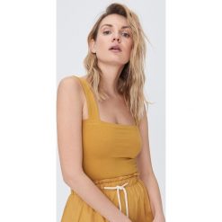 Top na szerokich ramiączkach -. Topy damskie Sinsay, xl, bez wzorów, bez kołnierzyka. W wyprzedaży za 9,99 zł.