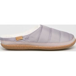 Toms - Kapcie. Fioletowe kapcie damskie Toms, z gumy. W wyprzedaży za 139,90 zł.