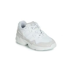 Buty Dziecko adidas YUNG-96 C. Białe trampki dziewczęce Adidas, bez wzorów, bez zapięcia. Za 231,80 zł.