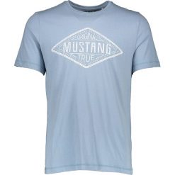 Koszulka "Alex" w kolorze błękitnym. Niebieskie koszulki męskie Mustang Men, s, z nadrukiem, z bawełny, z okrągłym kołnierzem, bez rękawów. W wyprzedaży za 43,95 zł.
