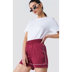 NA-KD Szorty z wysokim stanem - Red. Czerwone szorty damskie marki NA-KD, z satyny, z podwyższonym stanem. W wyprzedaży za 70,97 zł.