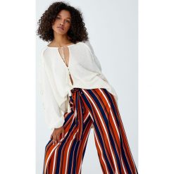 Spodnie w paski z rozcięciami po bokach. Szare spodnie damskie Pull&Bear. Za 109,00 zł.