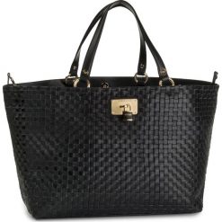 Torebka GUESS - Lola HWLOLA L8224 BLA. Czarne torebki klasyczne damskie Guess, z aplikacjami, ze skóry, klasyczne, bez dodatków. Za 1359,00 zł.