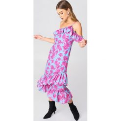 NA-KD Sukienka z odkrytymi ramionami - Multicolor. Różowe sukienki damskie NA-KD, na co dzień, bez wzorów, z poliesteru, z falbankami, bez rękawów, asymetryczne. W wyprzedaży za 80,97 zł.
