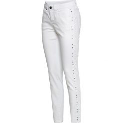 Dżinsy z ćwiekami bonprix biały twill. Białe jeansy damskie bonprix, bez wzorów, z jeansu. Za 169,99 zł.