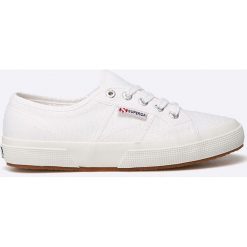 Superga - Tenisówki. Białe tenisówki damskie marki Superga, z gumy, na sznurówki. W wyprzedaży za 169,90 zł.