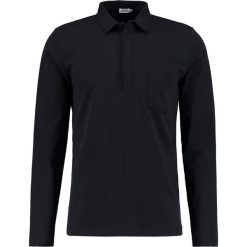 Filippa K Koszulka polo navy. Niebieskie koszulki męskie marki Filippa K, s, bez wzorów, z elastanu, polo, bez rękawów. Za 399,00 zł.