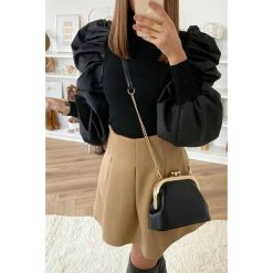 Bluzka damska CLEMENTINA. Czarne bluzki damskie IVET, bez wzorów, eleganckie, bez kołnierzyka, z długim rękawem. W wyprzedaży za 49,00 zł.