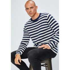 Tommy Jeans - Sweter. Niebieskie swetry klasyczne męskie marki Tommy Jeans, s, z bawełny, z okrągłym kołnierzem. W wyprzedaży za 249,90 zł.