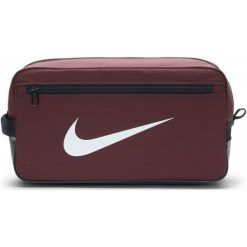 Nike Brasilia Training Shoe Bag Red. Czerwone torby podróżne Nike, bez wzorów, sportowe. W wyprzedaży za 39,00 zł.