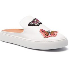 Klapki TWINSET - Slip On 191TCP10G Bianco Ottico 00001. Białe klapki damskie marki Twinset, z aplikacjami, ze skóry, bez obcasa. Za 839,00 zł.