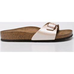 Birkenstock - Klapki. Białe klapki damskie Birkenstock, bez wzorów, ze skóry, bez obcasa. W wyprzedaży za 219,90 zł.