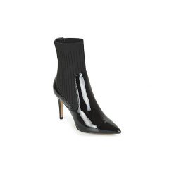 Botki Guess BOBBIJO 2. Czarne botki damskie marki Guess, bez obcasa, bez zapięcia. Za 583,20 zł.