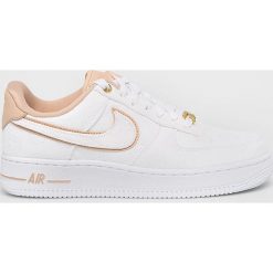 Nike Sportswear - Buty Air Force 1 '07. Białe buty sportowe damskie Nike Sportswear, bez wzorów, z gumy, sportowe. Za 469,90 zł.