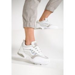 Białe Sneakersy Glossiness. Białe sneakersy damskie Renee. Za 99,99 zł.