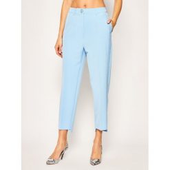 Spodnie materiałowe Guess Sophy W02B13 WB4H0. Białe spodnie damskie Guess, xs, z aplikacjami, z elastanu. W wyprzedaży za 289,00 zł.