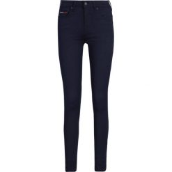 Jeansy Slim Fit Tommy Jeans DW0DW04413. Niebieskie jeansy damskie Tommy Jeans. W wyprzedaży za 409,00 zł.