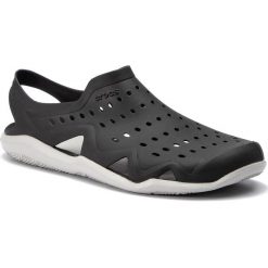 Sandały CROCS - Swiftwater Wave M 203963 Black/Pearl White. Czarne klapki męskie Crocs, bez wzorów, z tworzywa sztucznego. Za 179,00 zł.
