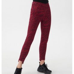 Jeansy high waist skinny - Czerwony. Czerwone jeansy damskie marki House, bez wzorów, z jeansu, z podwyższonym stanem. Za 99,99 zł.