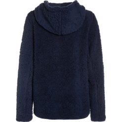 Converse SHERPA Kurtka z polaru midnight navy. Czerwone kurtki chłopięce marki Converse, z materiału. W wyprzedaży za 167,30 zł.