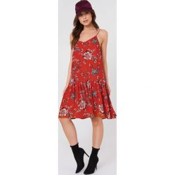 Rut&Circle Sukienka z obniżoną talię Fatima - Red. Czerwone sukienki damskie marki Rut&Circle, bez wzorów, z poliesteru, bez kołnierzyka, bez rękawów. W wyprzedaży za 80,97 zł.