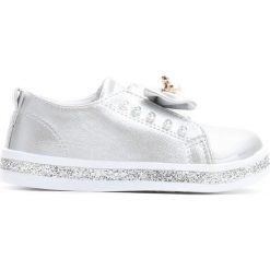 Srebrne Slip On Moving. Szare buty sportowe dziewczęce Born2be, na jesień, z materiału, z okrągłym noskiem. Za 49,99 zł.