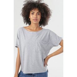 Szary T-shirt Nonariye. Szare bluzki damskie Born2be, xl, bez wzorów, bez kołnierzyka, bez rękawów. W wyprzedaży za 54,99 zł.